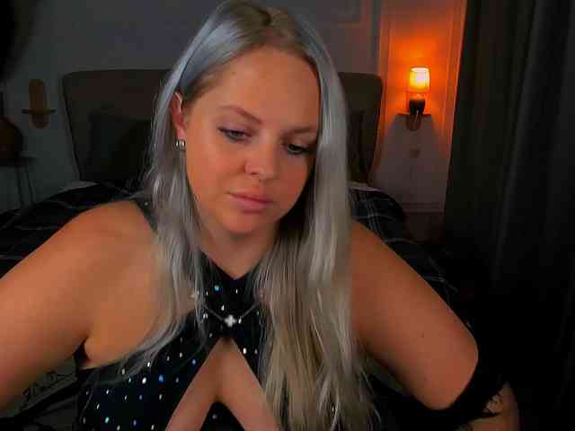 NikollaBlond webcam