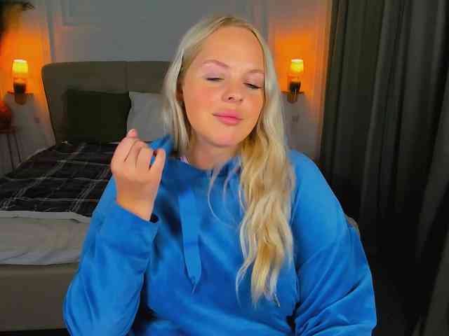 NikollaBlond webcam