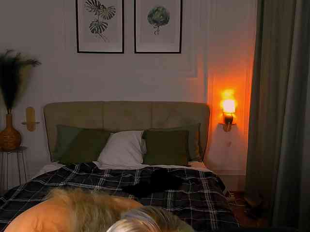 NikollaBlond webcam
