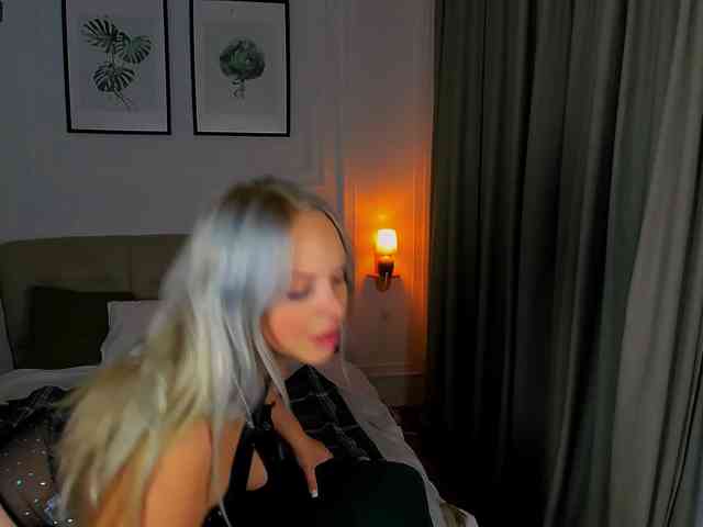 NikollaBlond webcam