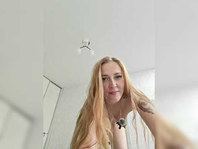 Marie-in-Wonderland live cam on BongaCams