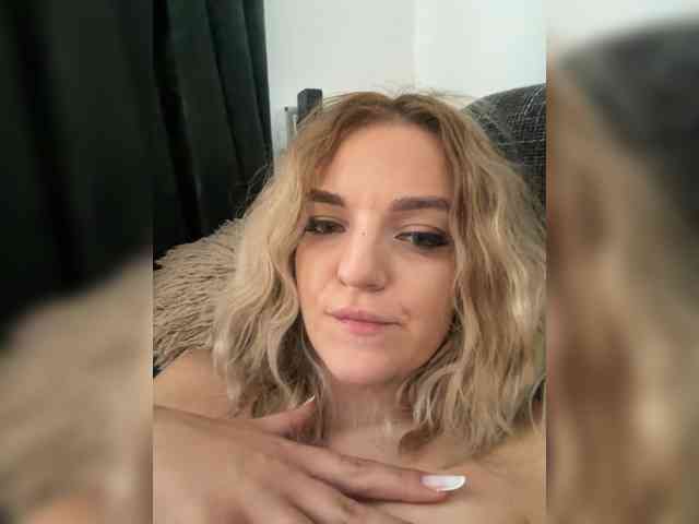 Crystaltaylor's live stream