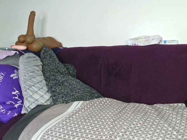 le modèle ThickianaRider1 est en webcam porno dans un show sur le site bongacams, il possède les tags suivants: Ebony,Brunette,Trimmed