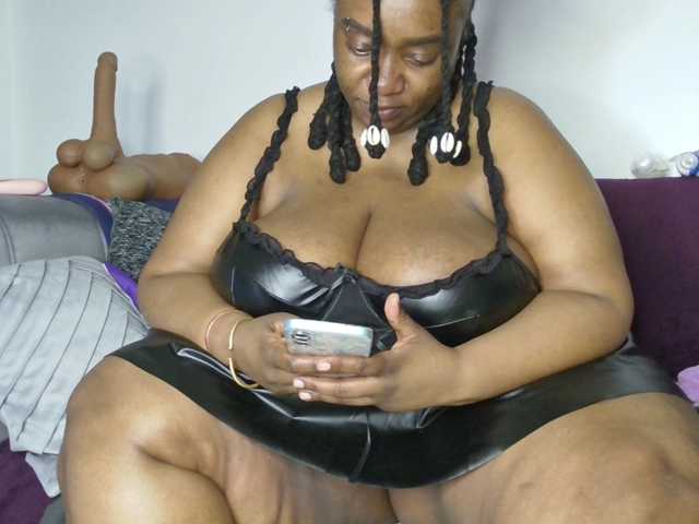 ThickianaRider1 live cam preview