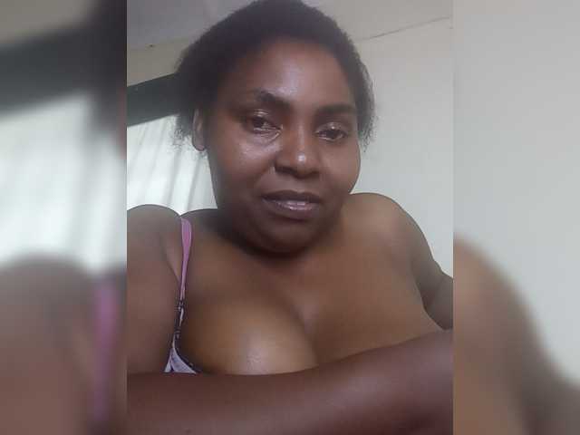 Sweetmama10 live cam preview