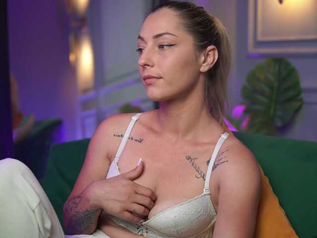 MichelleJo live cam preview