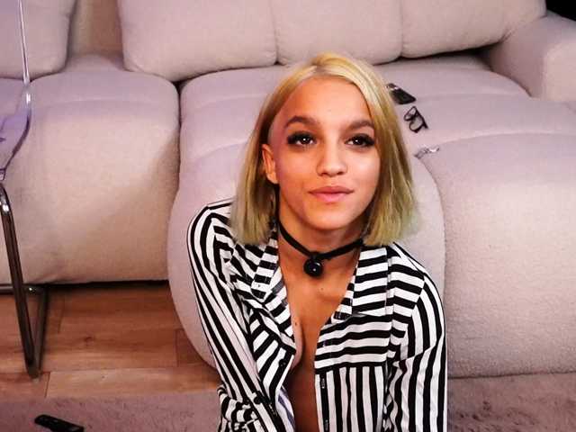LeoraSenn live cam on BongaCams