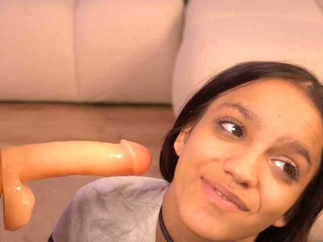 LeoraSenn live cam on BongaCams