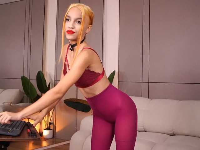 LeoraSenn live cam on BongaCams