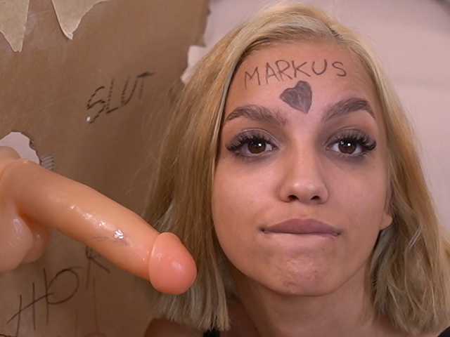 LeoraSenn live cam on BongaCams