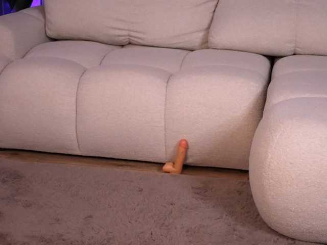 LeoraSenn live cam on BongaCams