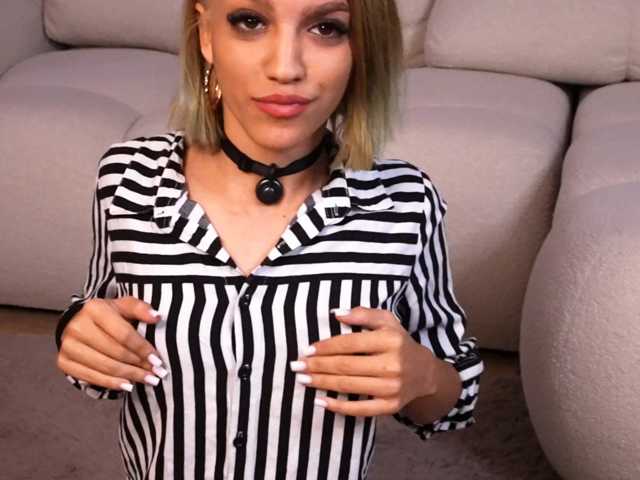 LeoraSenn live cam on BongaCams