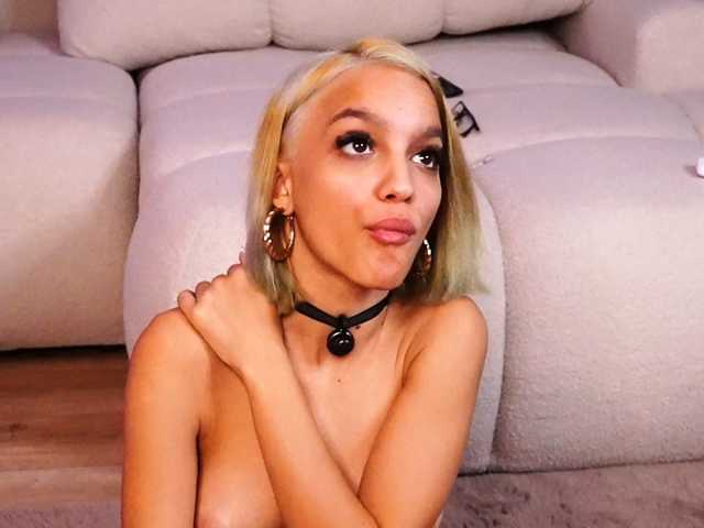 LeoraSenn live cam on BongaCams