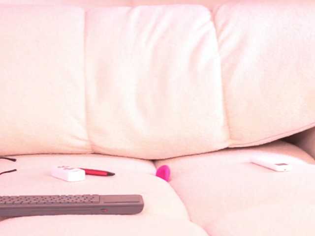 LeoraSenn live cam on BongaCams