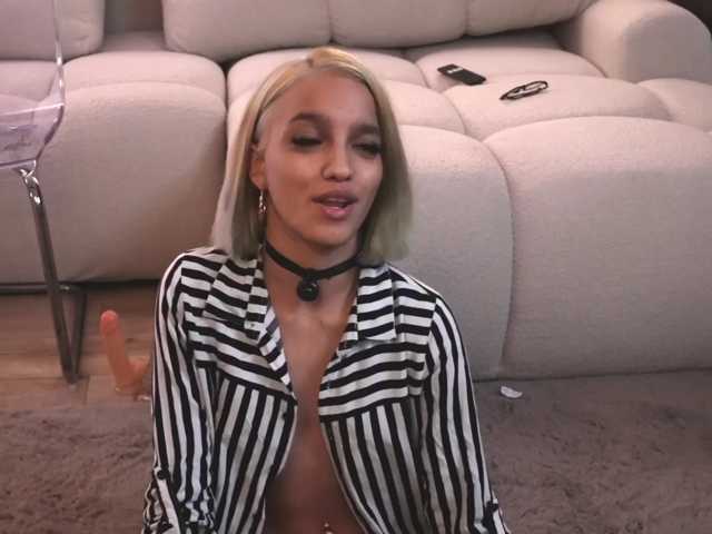 LeoraSenn live cam on BongaCams