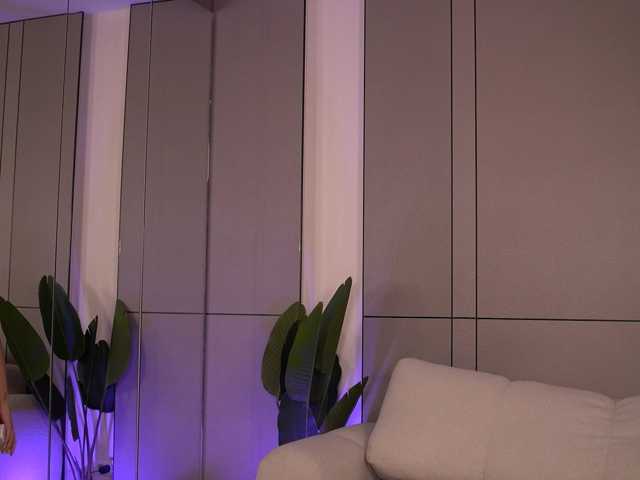 LeoraSenn live cam on BongaCams