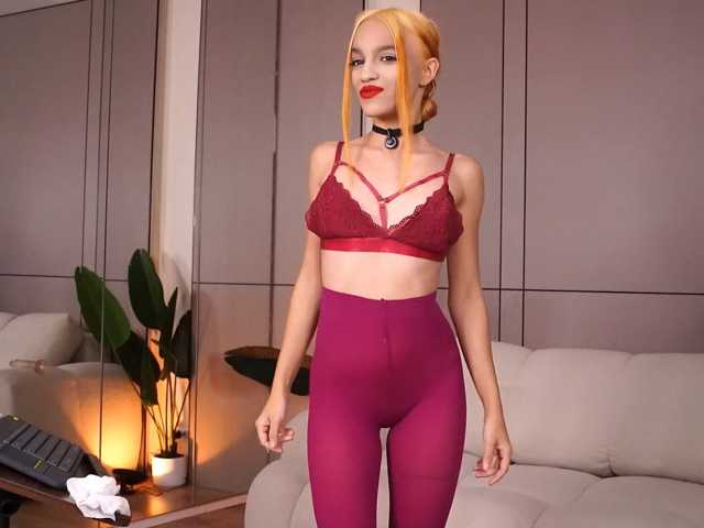 LeoraSenn live cam on BongaCams