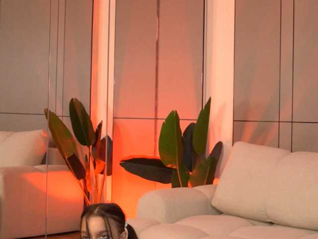 LeoraSenn live cam on BongaCams