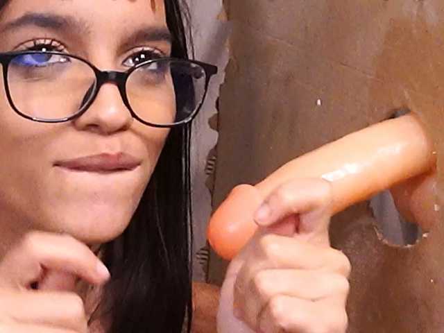 LeoraSenn live cam on BongaCams