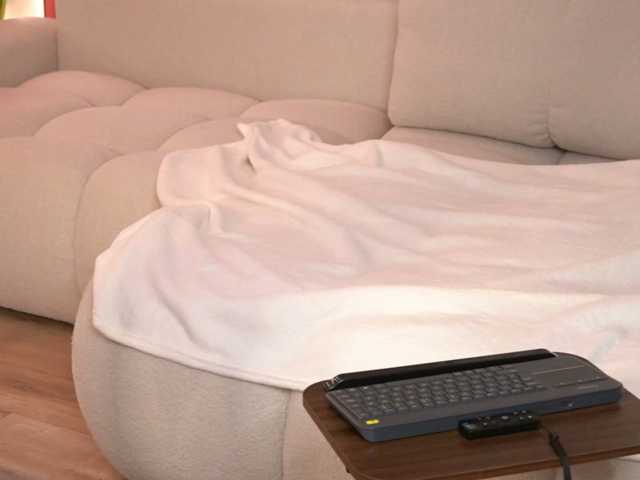 LeoraSenn live cam on BongaCams