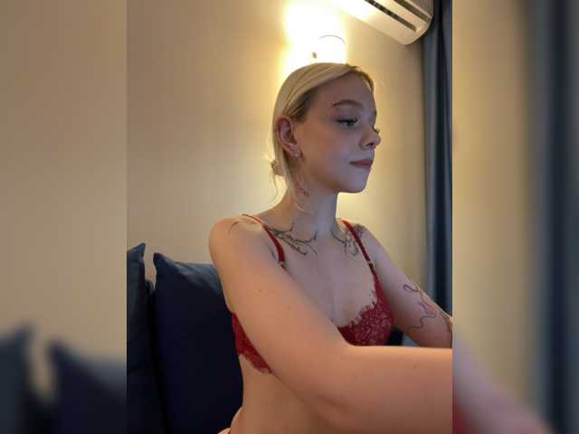 Vikamoon live cam on BongaCams
