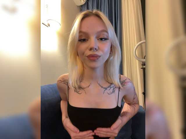 Vikamoon live cam on BongaCams