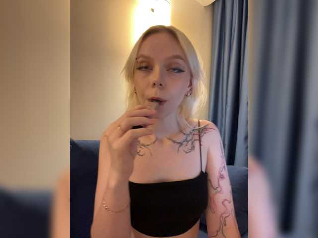 Vikamoon live cam on BongaCams