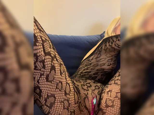 Vikamoon live cam on BongaCams
