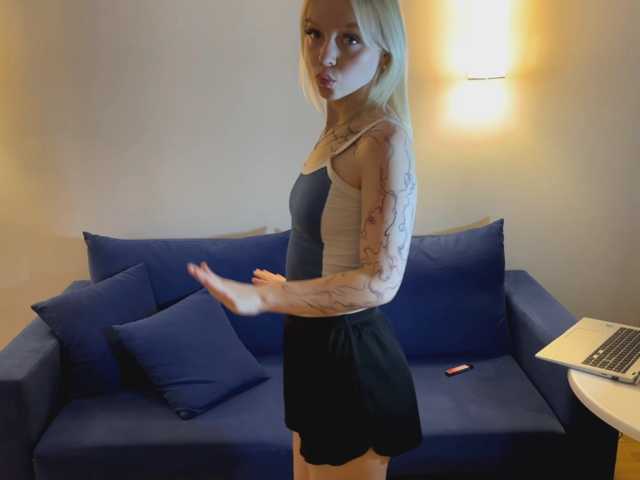 Vikamoon live cam preview