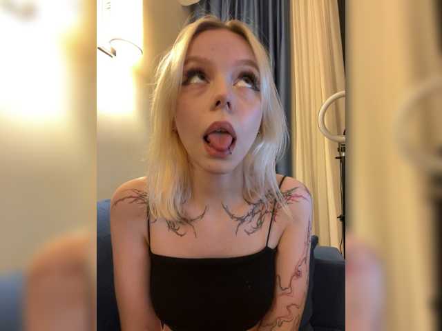 Vikamoon live cam on BongaCams