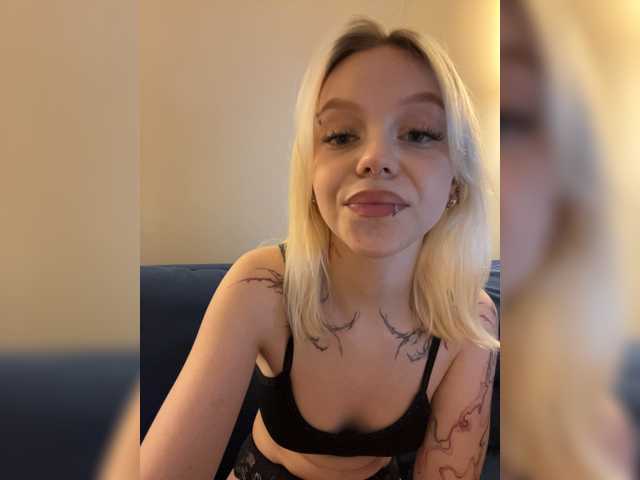 Vikamoon live cam on BongaCams