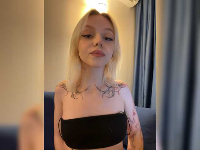 Vikamoon live cam on BongaCams