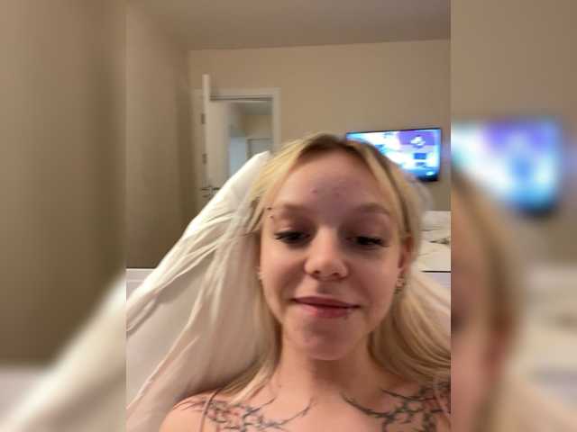 Vikamoon live cam on BongaCams