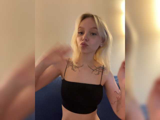 Vikamoon live cam on BongaCams