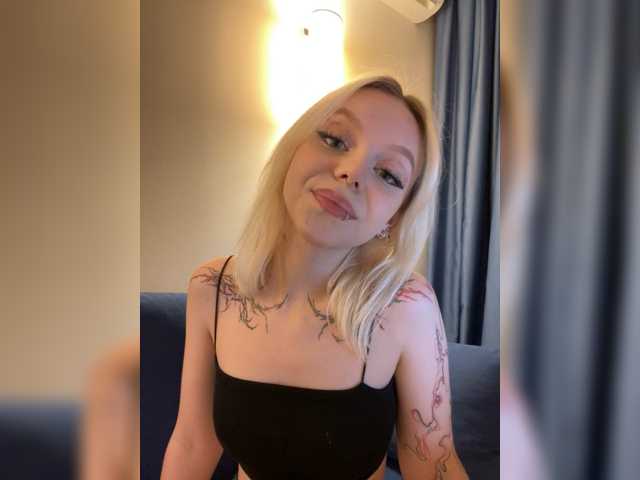 Vikamoon live cam on BongaCams