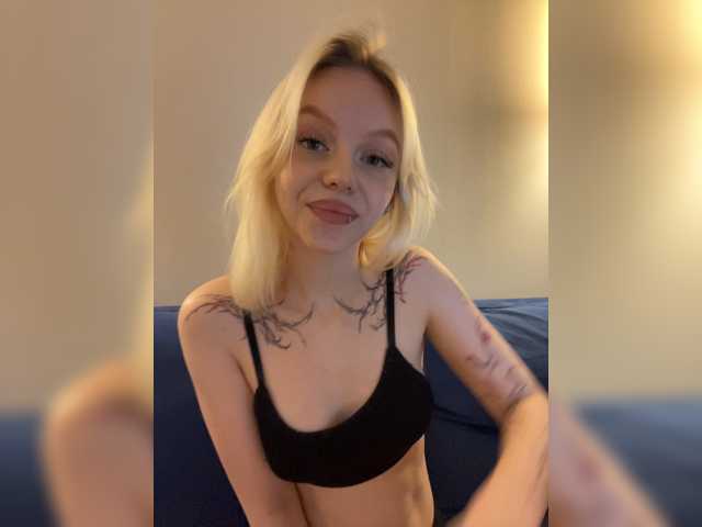 Vikamoon live cam on BongaCams