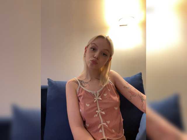 Vikamoon live cam on BongaCams