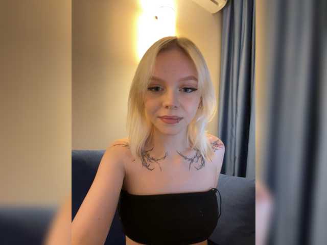 Vikamoon live cam on BongaCams