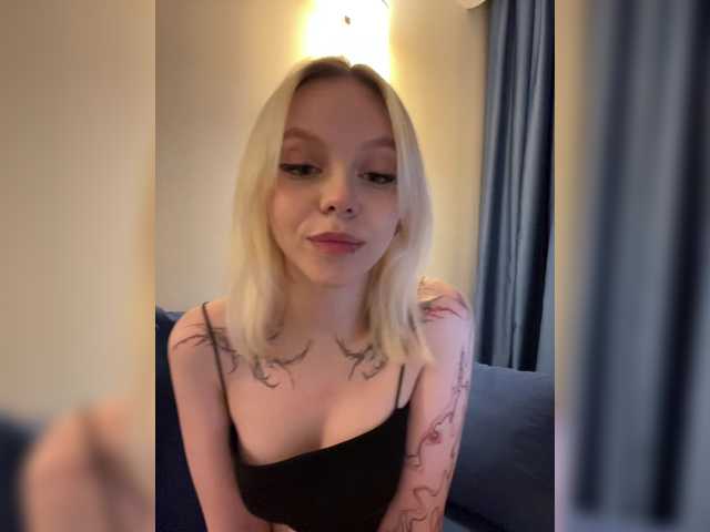 Vikamoon live cam on BongaCams