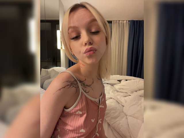 Vikamoon live cam on BongaCams