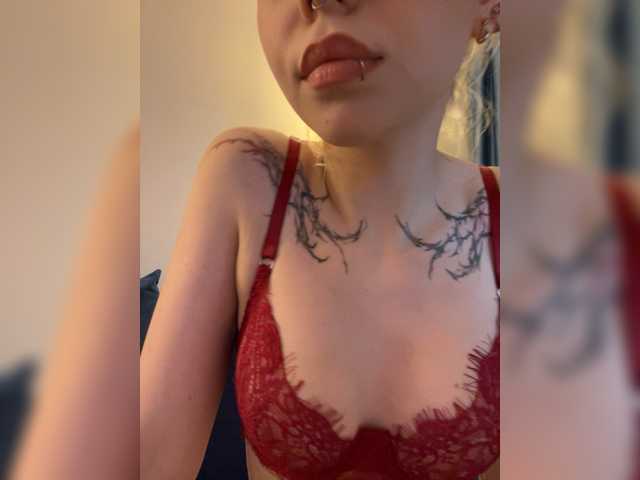 Vikamoon live cam on BongaCams