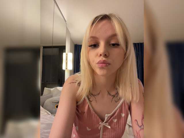Vikamoon live cam on BongaCams
