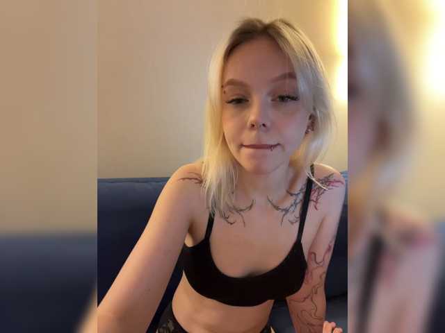 Vikamoon live cam on BongaCams