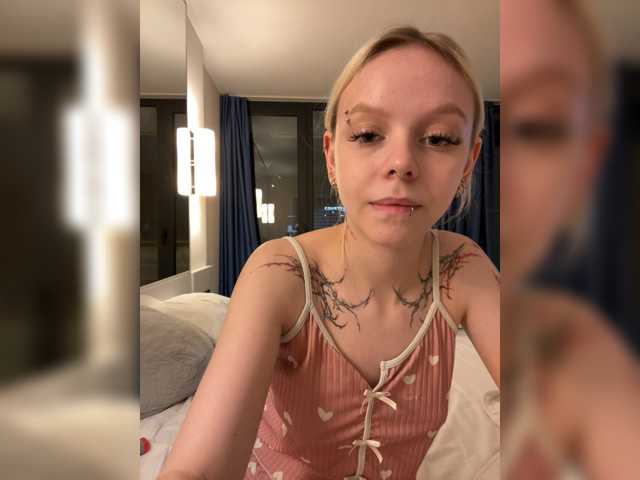 Vikamoon live cam on BongaCams