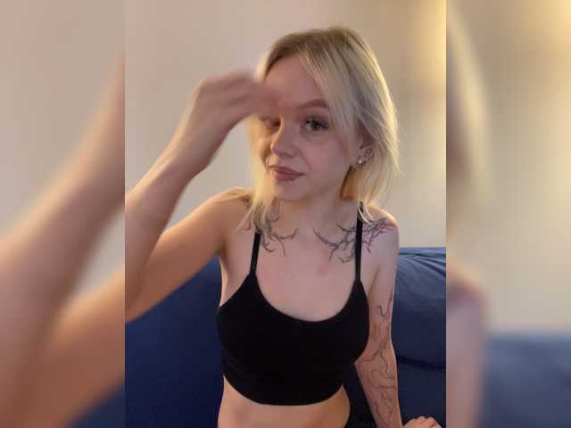 Vikamoon live cam on BongaCams