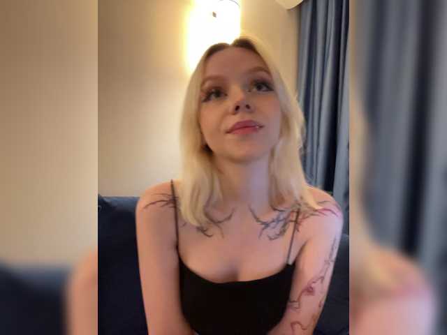 Vikamoon live cam on BongaCams