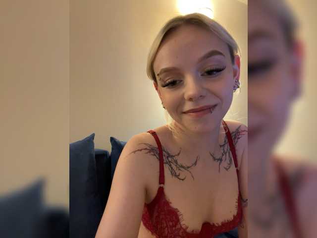 Vikamoon live cam on BongaCams
