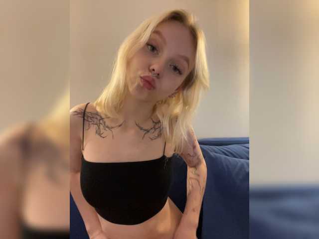 Vikamoon live cam on BongaCams