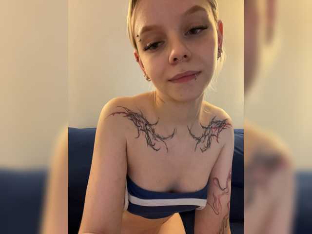 le modèle Vikamoon est en webcam porno dans un show sur le site bongacams, il possède les tags suivants: White/Caucasian,Blonde,Shaved