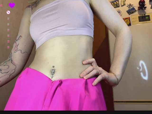 Vikamoon live cam on BongaCams